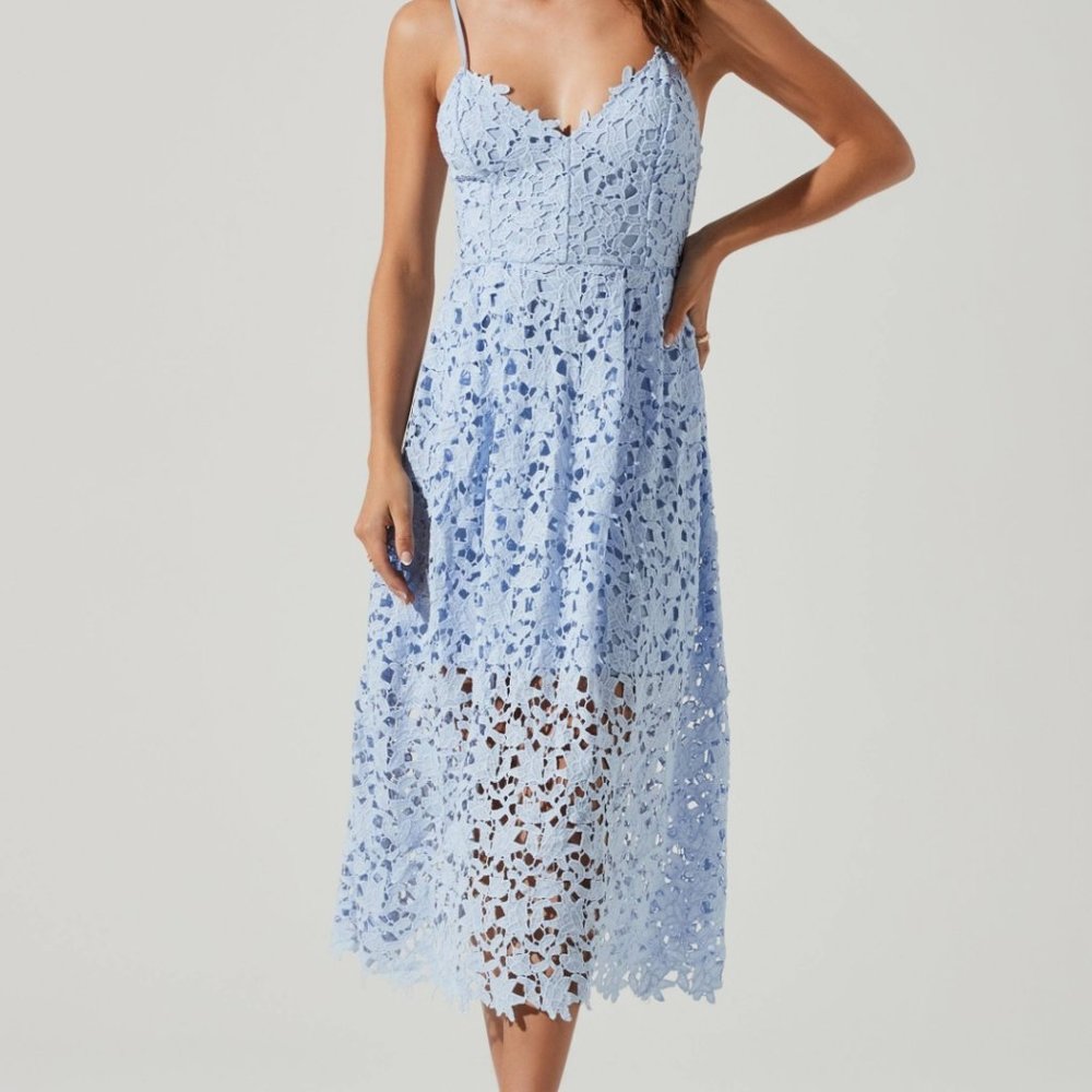 ASTR Perriwinkle Lace Dress Shorter lined under layer Sz Large  NWT